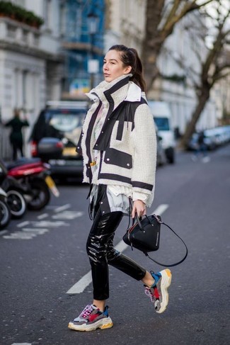 Как носить короткую дубленку с кроссовками женщине