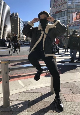 Как носить короткую дубленку с водолазкой мужчине