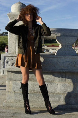 Как носить платье-футляр с сапогами