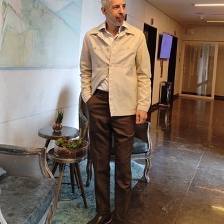 Как носить куртку-рубашку с классическими брюками мужчине