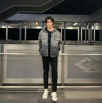 Как носить куртку-рубашку с низкими кедами мужчине