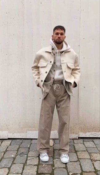 Как носить куртку-рубашку с низкими кедами мужчине