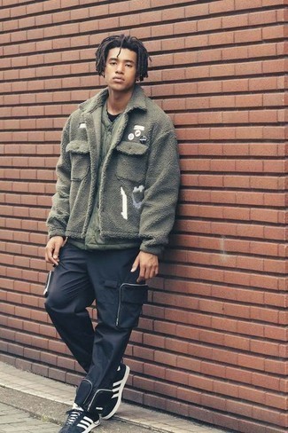 Как носить куртку-рубашку с низкими кедами мужчине