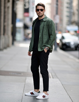 Как носить куртку-рубашку с низкими кедами мужчине