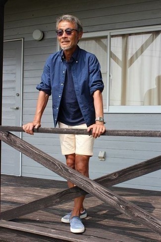 Как носить рубашку с шортами за 50 лет мужчине