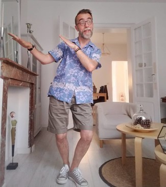 Как носить рубашку с шортами за 50 лет мужчине