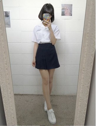 Как носить рубашку с коротким рукавом с низкими кедами женщине