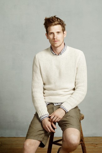 Как носить шорты с свитером с круглым вырезом мужчине