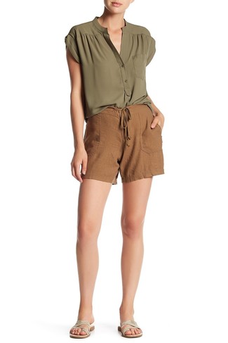 Как носить шорты с сандалиями на плоской подошве