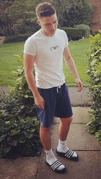 Как носить шорты с сланцами мужчине