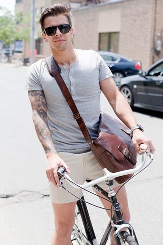 Как носить шорты с футболкой на пуговицах мужчине