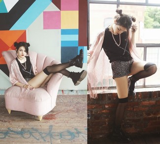 Как носить шорты с ботинками на шнуровке женщине