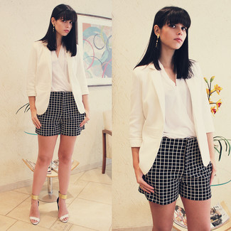 Как носить шорты с футболкой с длинным рукавом женщине