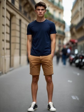 Как носить шорты с низкими кедами мужчине