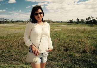 Как носить шорты с блузой-крестьянкой