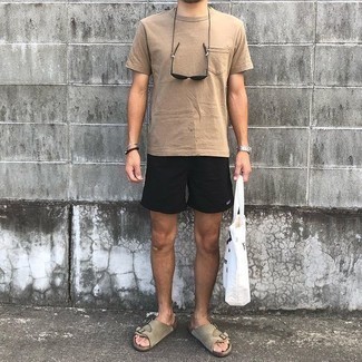 Как носить шорты с сандалиями мужчине