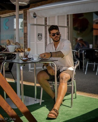 Как носить шорты с сандалиями мужчине