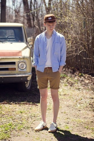 Как носить шорты с футболкой с v-образным вырезом мужчине