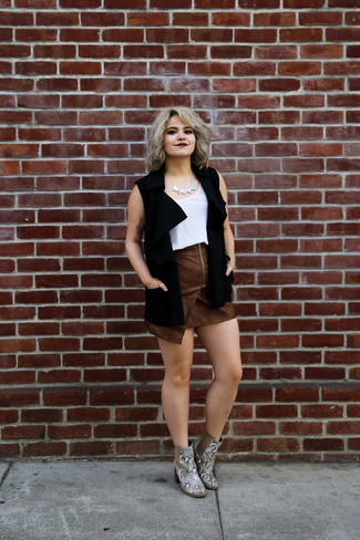 С чем носить серебряные ботильоны