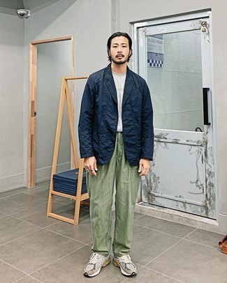 Какие пиджаки носить с серебряными кроссовками мужчине