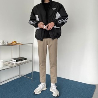 Какие брюки чинос носить с серебряными кроссовками