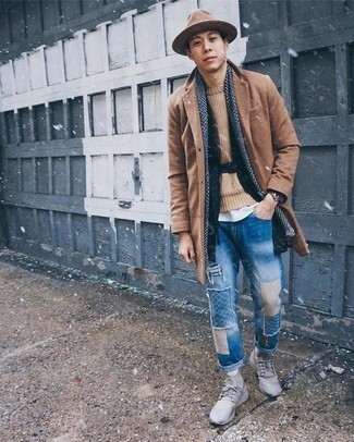 Какие длинные пальто носить с серебряными кроссовками