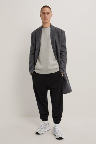 Какие длинные пальто носить с серебряными кроссовками