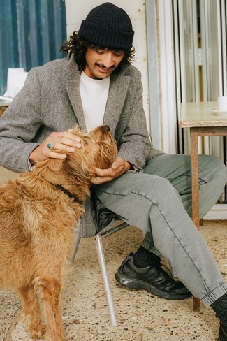 Какие длинные пальто носить с серебряными кроссовками