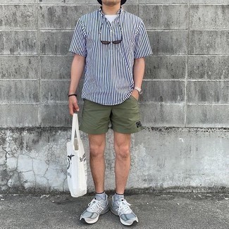 Какие шорты носить с серебряными кроссовками мужчине
