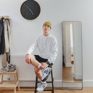 Какие шорты носить с серебряными кроссовками мужчине