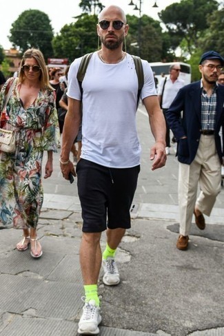 Какие шорты носить с серебряными кроссовками мужчине