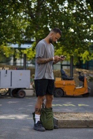 Какие шорты носить с серебряными кроссовками мужчине