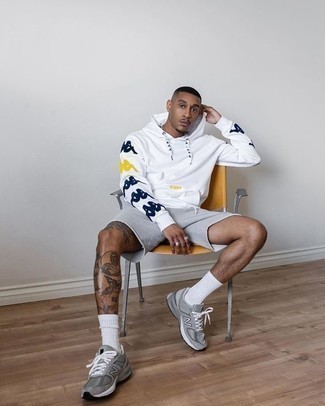 Какие шорты носить с серебряными кроссовками мужчине