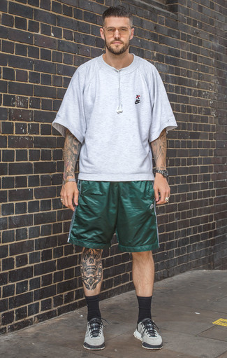 Какие шорты носить с серебряными кроссовками мужчине