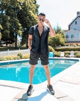 Какие шорты носить с серебряными кроссовками мужчине