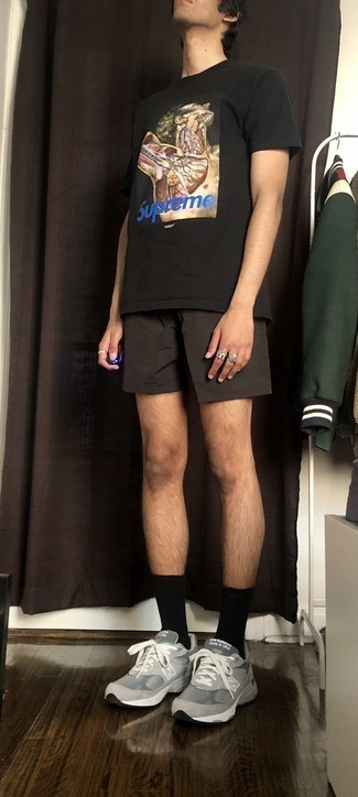 Какие шорты носить с серебряными кроссовками мужчине