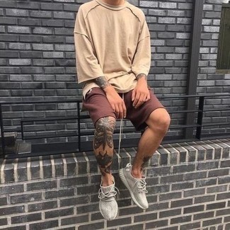 Какие шорты носить с серебряными кроссовками мужчине