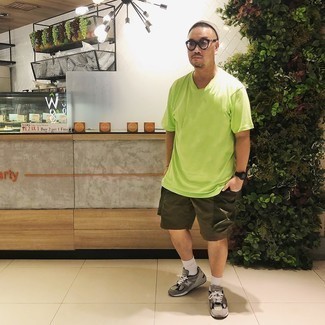 Какие шорты носить с серебряными кроссовками мужчине