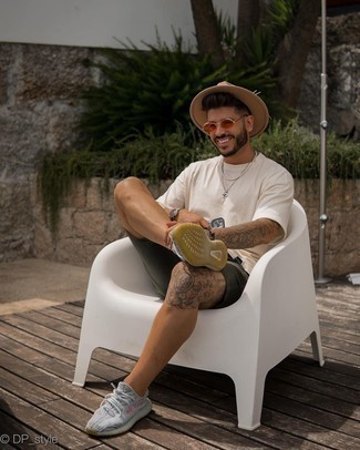 Какие шорты носить с серебряными кроссовками мужчине