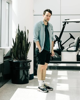 Какие шорты носить с серебряными кроссовками мужчине