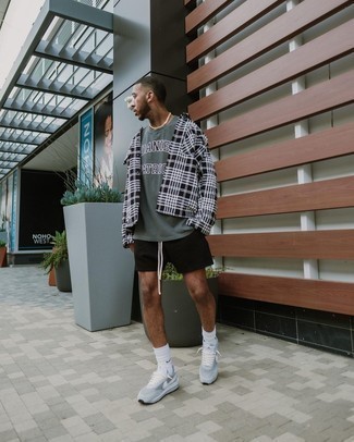 Какие шорты носить с серебряными кроссовками мужчине