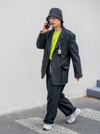 Какие костюмы носить с серебряными кроссовками