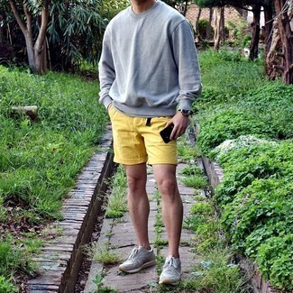 Какие свитшоты носить с серебряными кроссовками мужчине