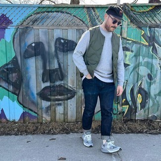 Какие свитшоты носить с серебряными кроссовками мужчине