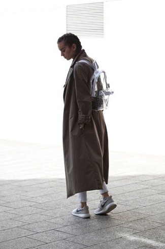 Какие плащи носить с серебряными кроссовками женщине