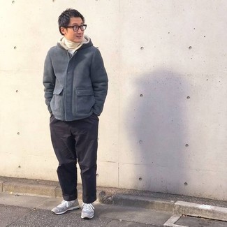 Какие водолазки носить с серебряными кроссовками мужчине