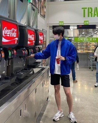 Какие ветровки носить с серебряными кроссовками мужчине