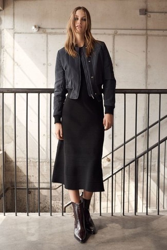 Как носить серебряный бомбер с черными кожаными ботильонами