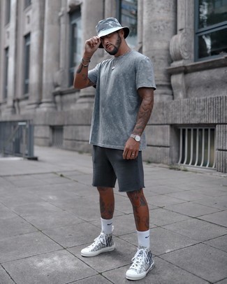 С чем носить серебряные высокие кеды из плотной ткани мужчине