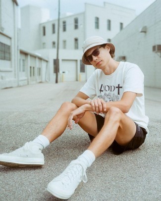 С чем носить серебряные высокие кеды из плотной ткани мужчине